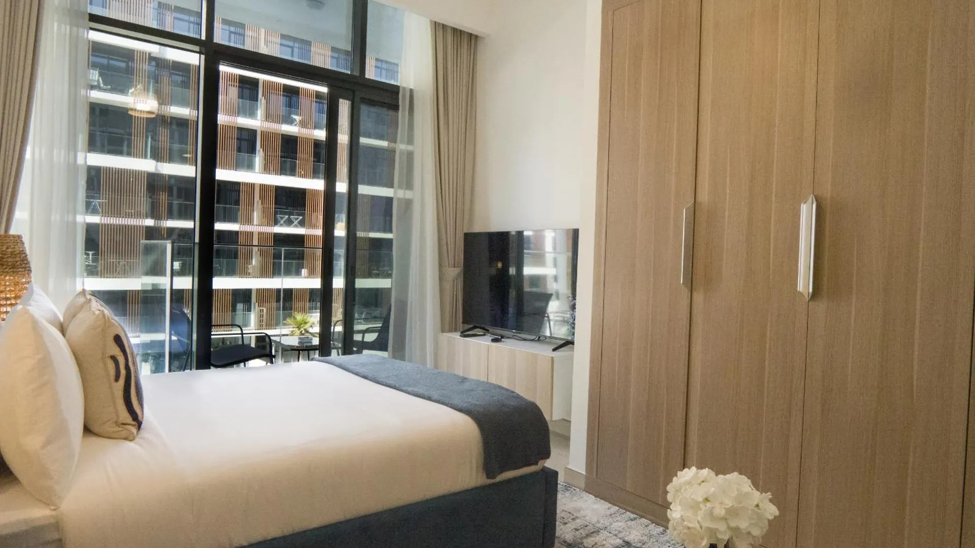 Easygo- Lavish Stu With Pool View In Azizi Riviera Apartment Dubai